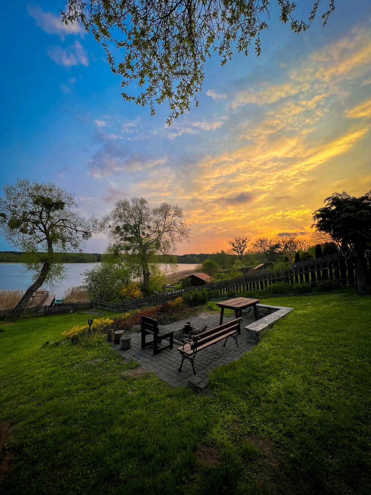 Miejsce na ognisko o zachodzie słońca