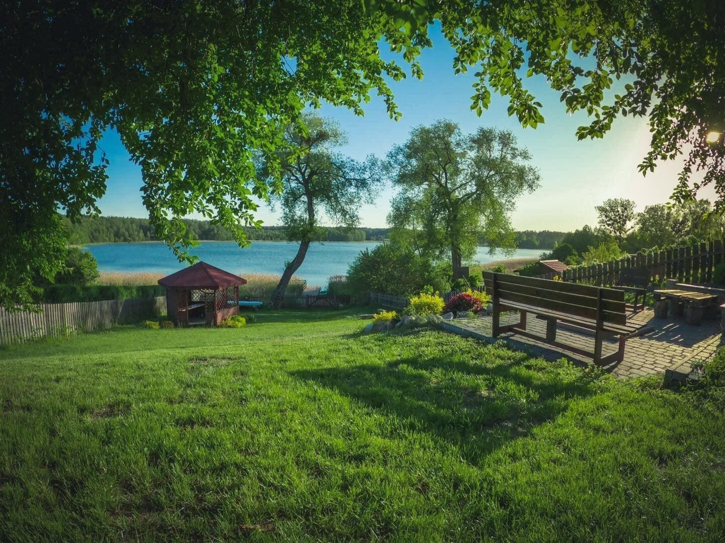 Ogród z altaną i widok na jezioro